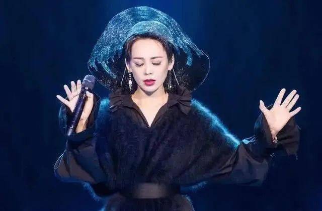 世间|在世间乘风破浪的她,这次又有了个新身份