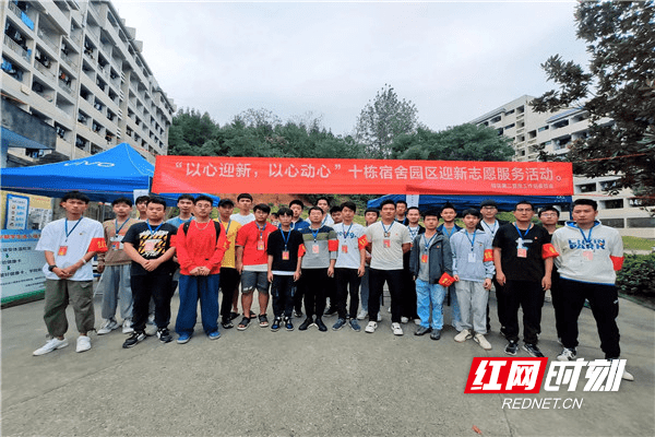 吉首|亮身份，吉首大学美术学院学生党员在行动