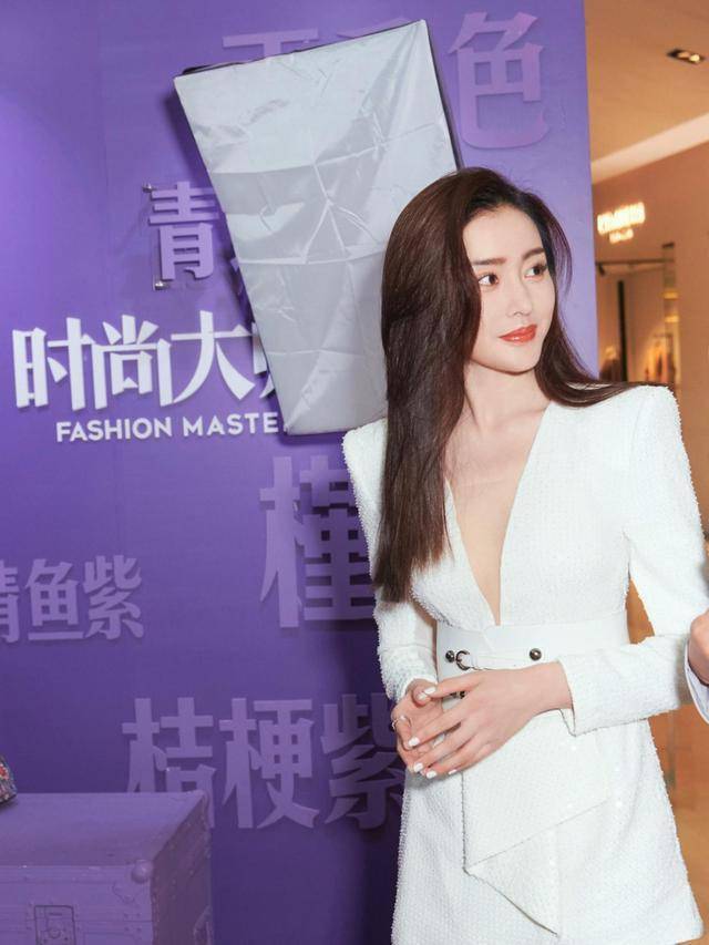 张天爱深v西装裙亮相一步到胃性感满分满屏都是白皙长腿