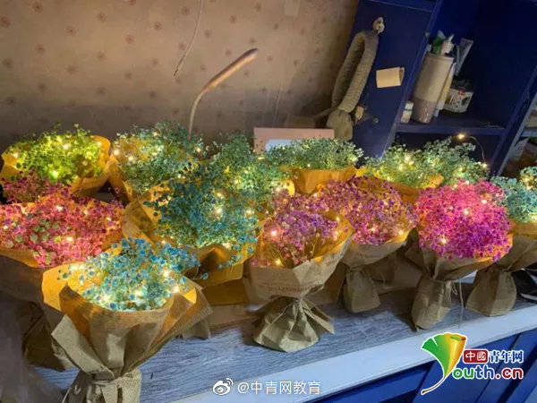 抗癌|患癌女大学生校园内卖花救母 自己已坚持抗癌七年