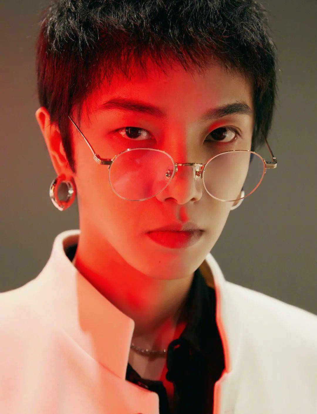 钟楚曦|快讯 | Angelababy封面、华晨宇活动、钟楚曦活动、杨超越大片