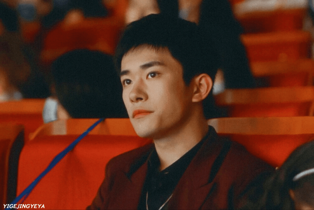 易烊千玺的父亲长什么样子 e2b2971fadad4598ac0a8b2fec1ba2da.png