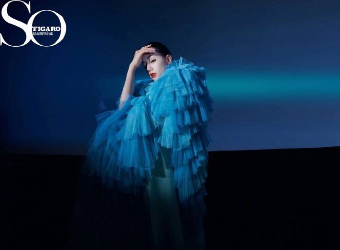 上线|斑驳光影交错 明艳动人的迪丽热巴上线