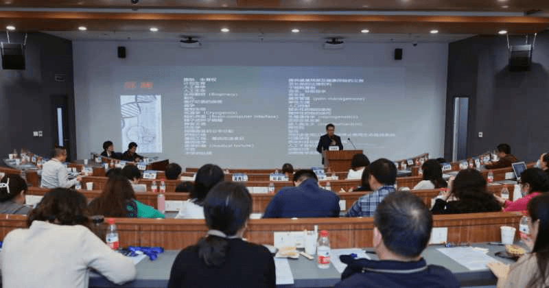 论坛上,伦理专委会主任委员朱惠蓉做了伦理专委会2019-2020年工作