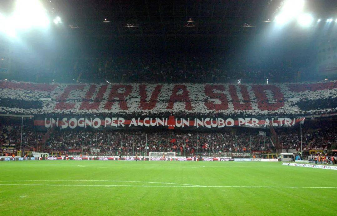 2008/09赛季,米兰主场1-0国际米兰,圣西罗看台出现标语"南看台,一些人
