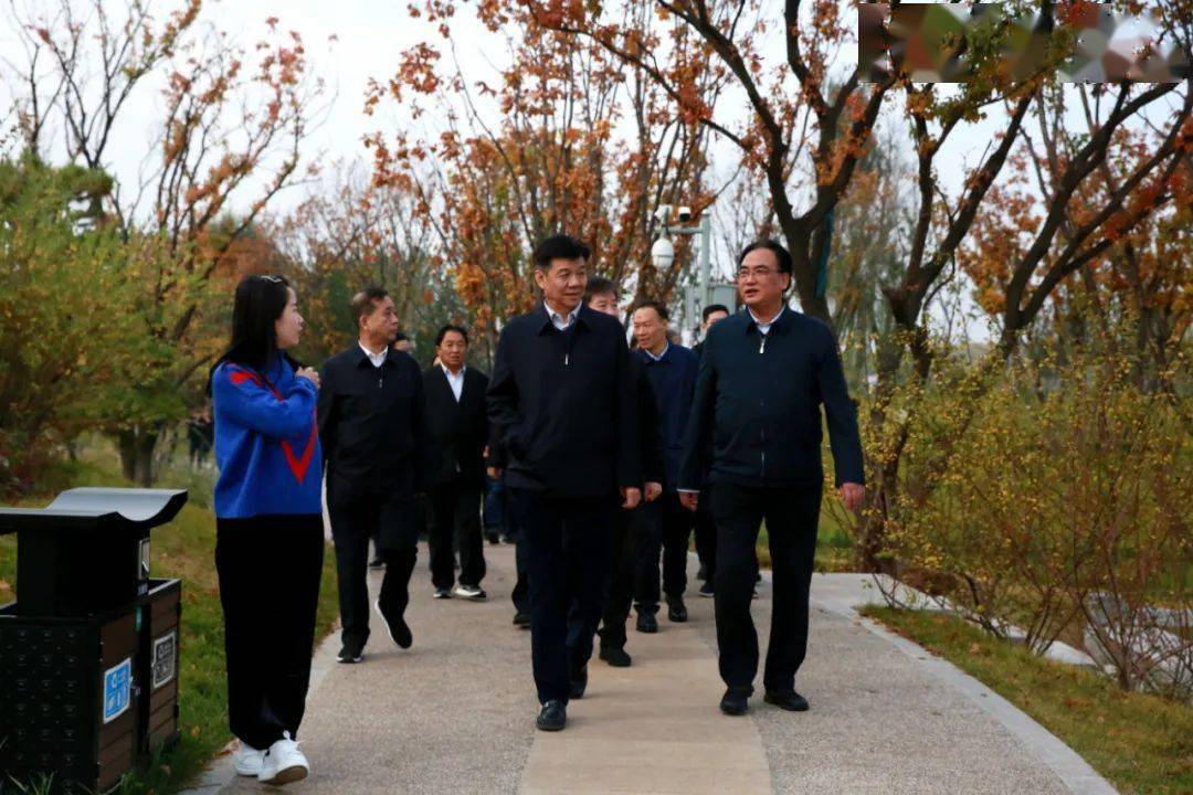 副主任冯建宁及市人大常委会秘书长苏文龙,人事代表工委主任权建军