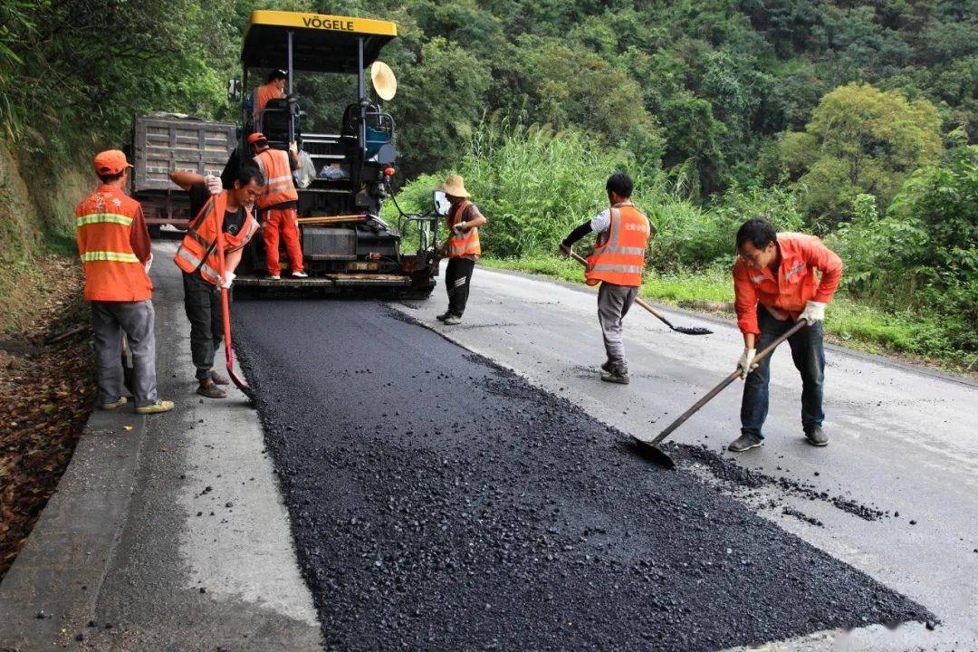 红河岸上党旗红养路工人修路忙