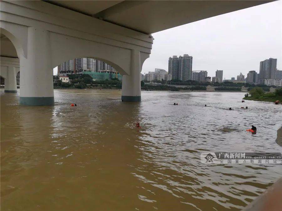 水流湍急,请市民朋友不要到邕江沿岸亲水平台游玩,更不要到邕江游泳