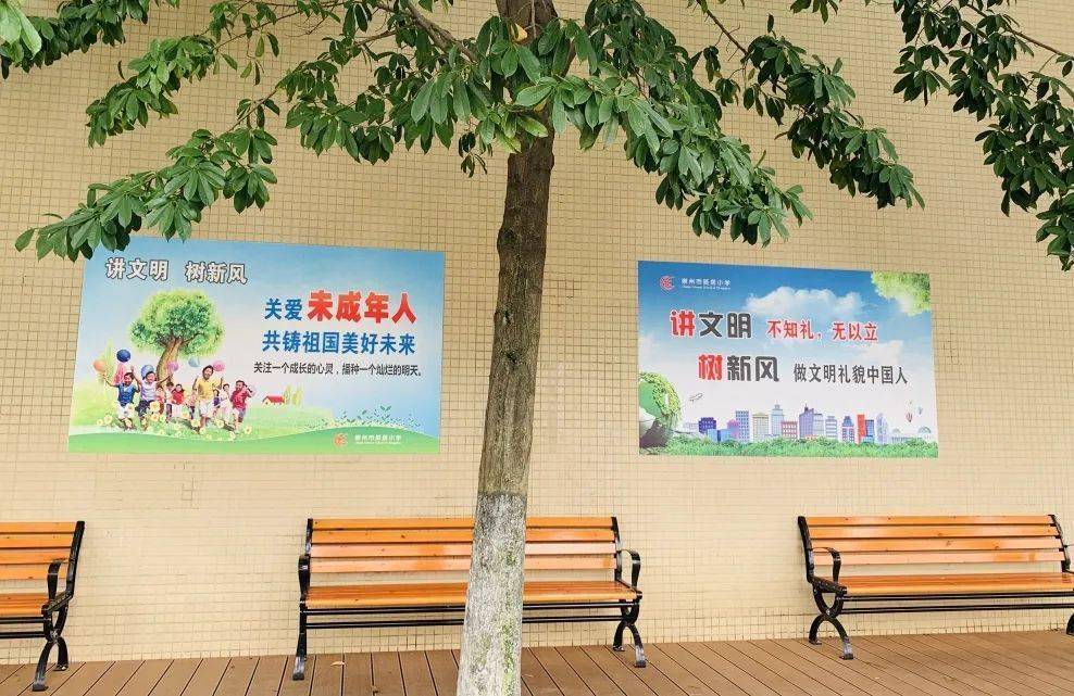 各种形式的公益广告为干净美丽的校园增添了一抹色彩