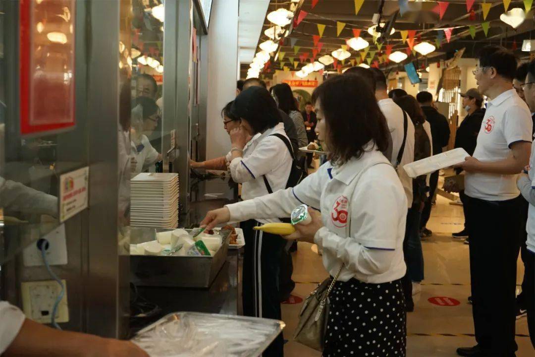 尝尝学校的饭菜,排队打饭聊天的时候,就像回到当年的食堂.