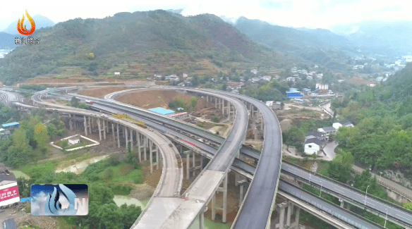 在巴万高速公路羊子岭隧道路段,工人们正在进行紧张的施工作业.