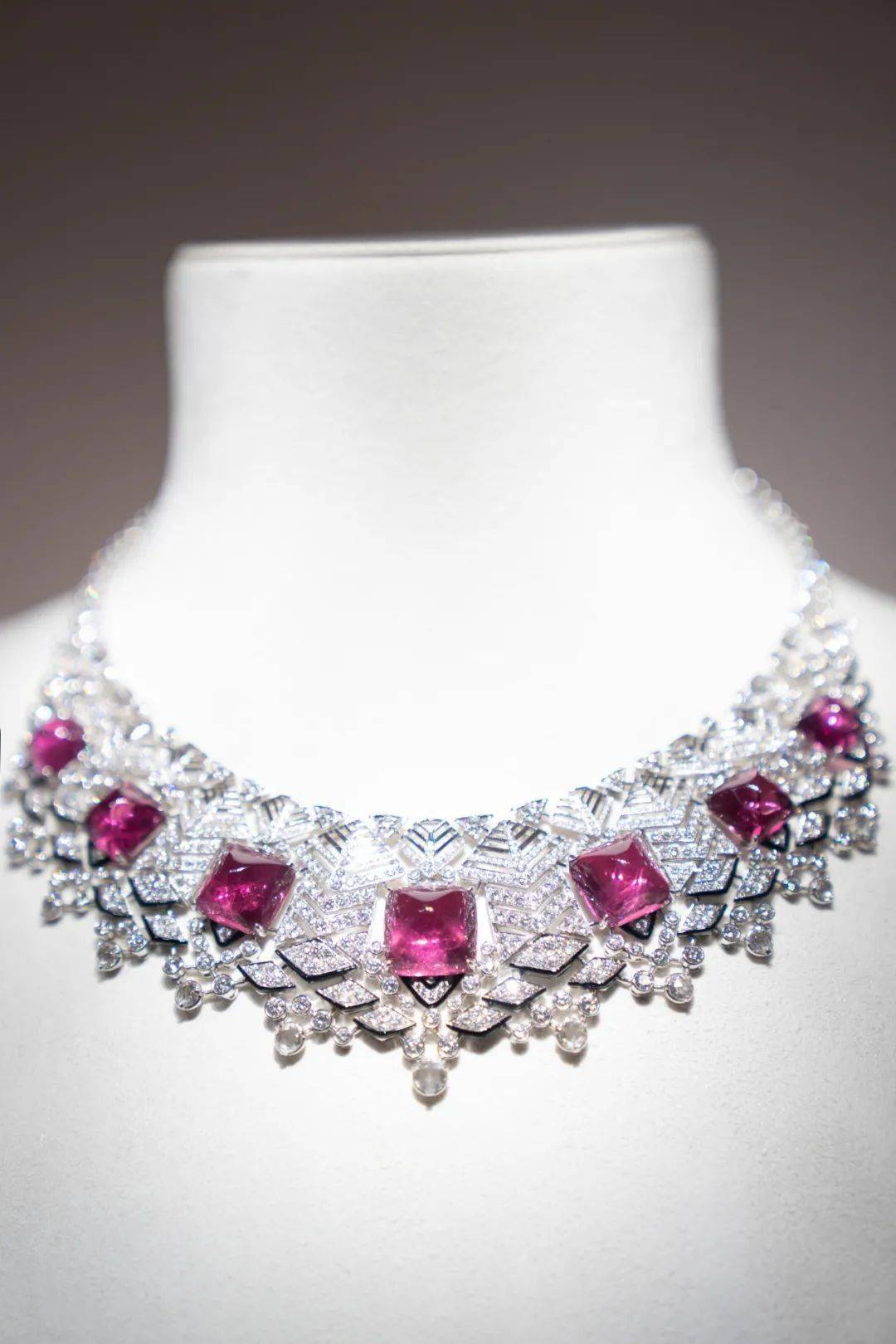 珠宝|看高级珠宝的心情，就像爱上金城武