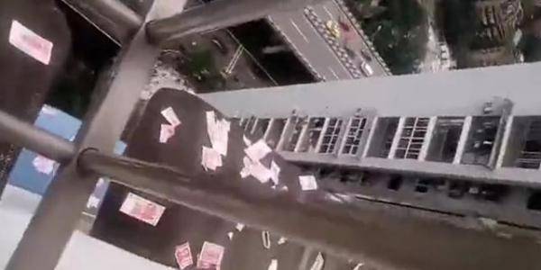恒达注册重庆一男子在楼顶,狂撒20万现金被拘留,警方:该男子系吸毒者 (图1) 恒达注册重庆一男子在楼顶,狂撒20万现金被拘留,警方:该男子系吸毒者 (图1)