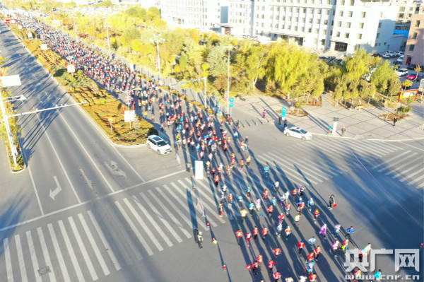 2020内蒙古额济纳旗穿越胡杨林马拉松赛完赛_参赛选手