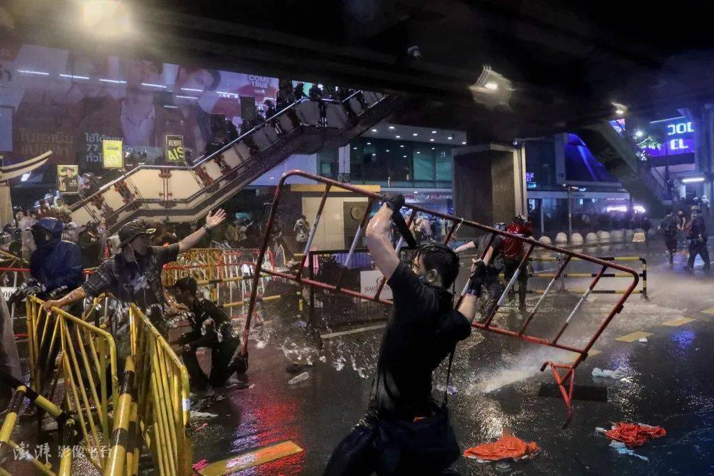 泰国反政府示威，这一幕似曾相识