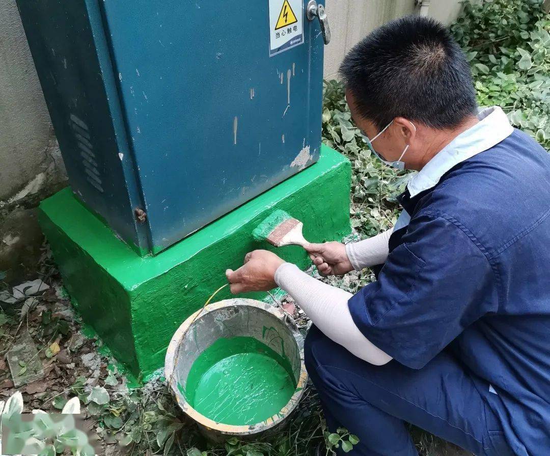 依云水岸,重新粉刷配电箱底座.