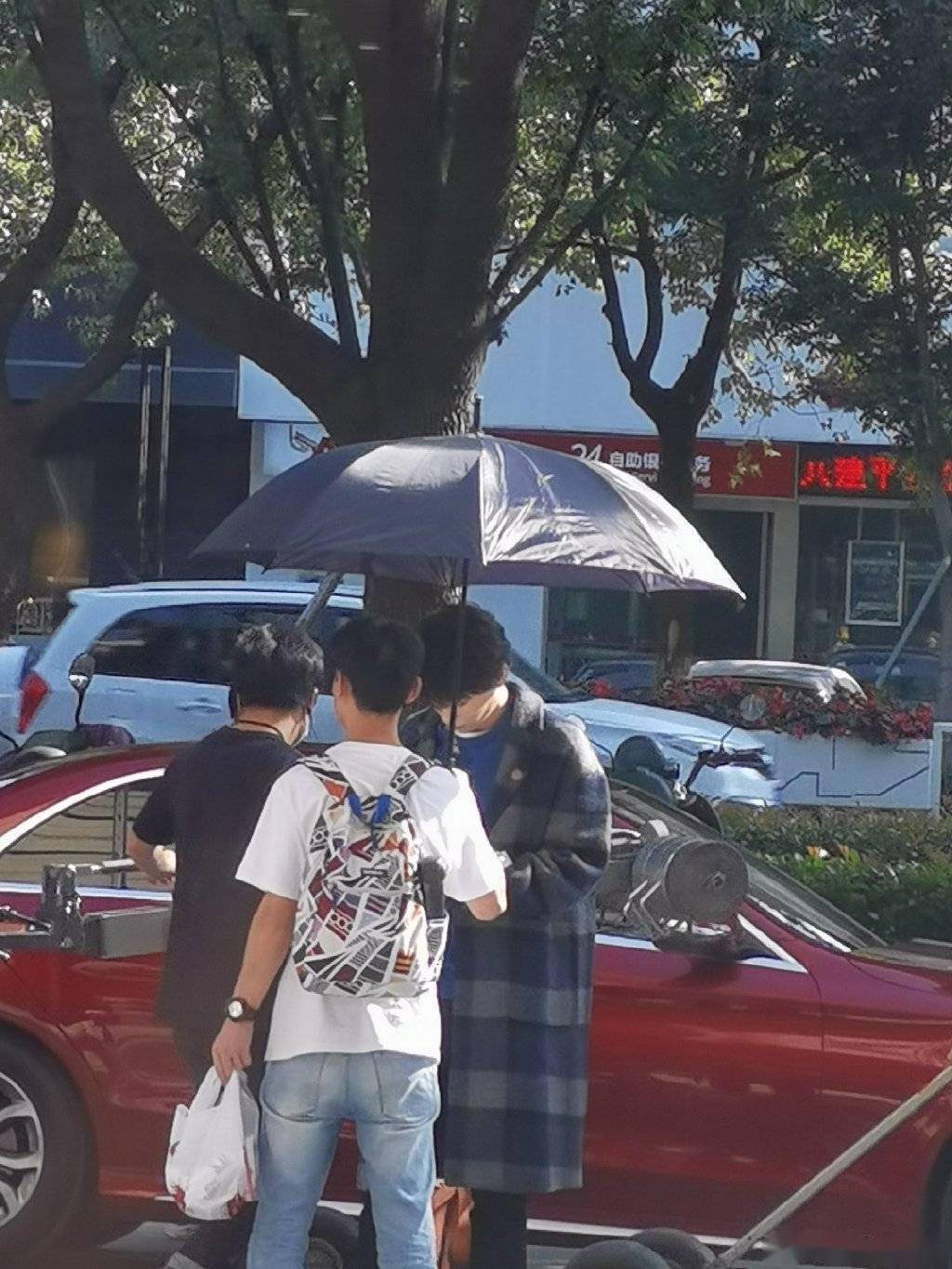 《月光变奏曲》路透图释出 认真看剧本的兮兮子过分迷人啦!