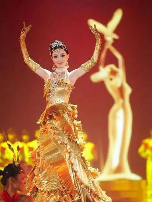 宋茜|八届金鹰女神盘点：宋茜时尚咖 唐嫣真爱表