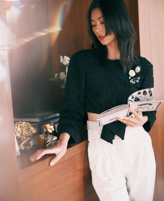 活动|王一博刘雯破次元同框 黑白简约风造型画面养眼