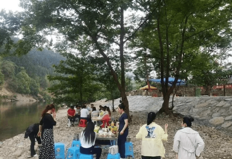 (图为:打鱼村自主烧烤) 来源:都江镇