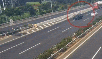 渭南一小车在高速上违法变道酿惨剧,网友:看