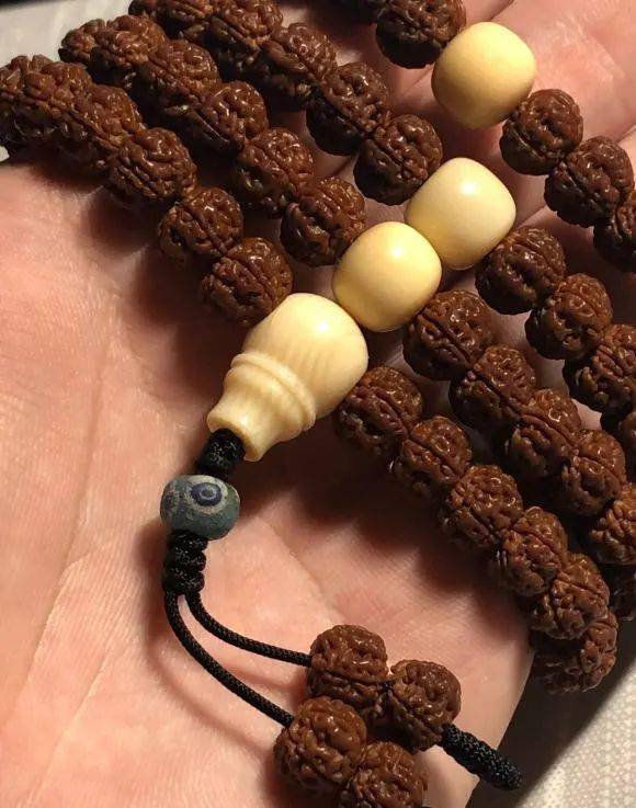 玩友|配饰顶流！有人说它是每个文玩人配串的梦想！价格却没想象中那么贵！