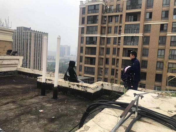 恒达注册长沙13岁女孩坐在8楼顶上欲轻生, 消防员:这么冷,我给你送了衣服就走 (图1) 恒达注册长沙13岁女孩坐在8楼顶上欲轻生, 消防员:这么冷,我给你送了衣服就走 (图1)