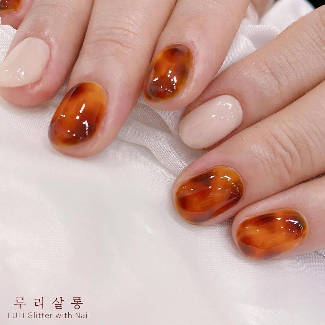 款式|每刻美丨两大流行款式的秋季美甲新鲜直达