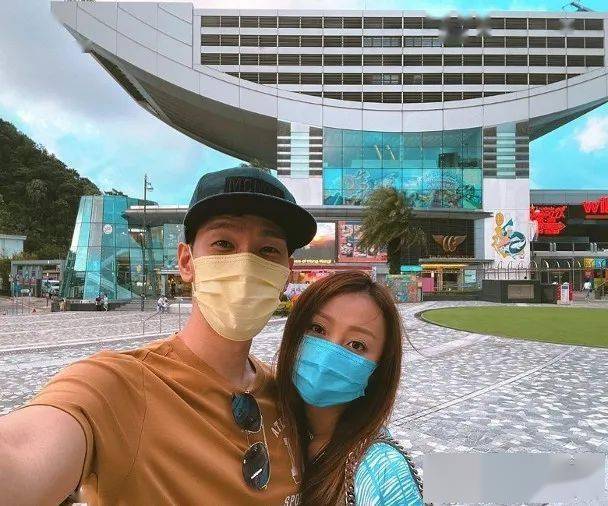 唔够瞓照为林奕匡老婆庆生 邓佩仪抢晒"峰"头_手机搜狐网