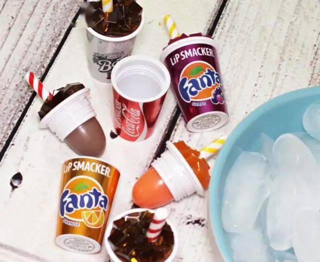 可口可乐|会玩!可口可乐竟开始做唇膏?!连接吻都是汽水味儿~