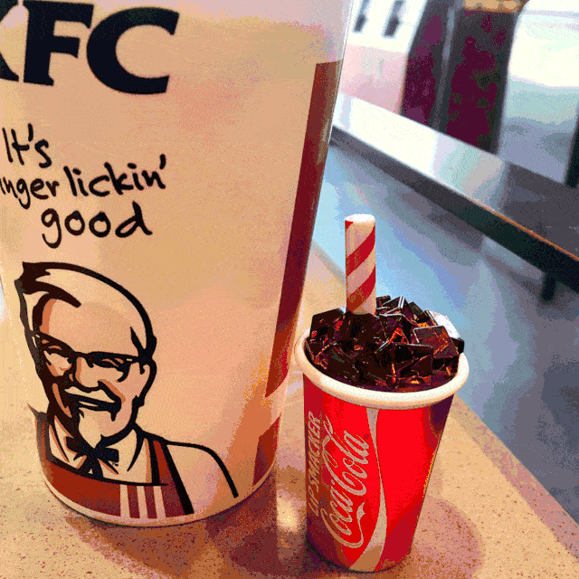 可口可乐|会玩!可口可乐竟开始做唇膏?!连接吻都是汽水味儿~