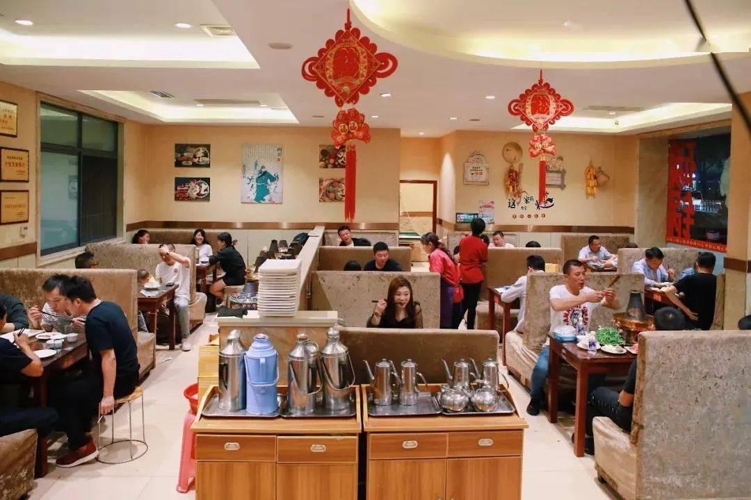 烧烤|用一口锅吸引了90%的回头客！更牛的是...十堰这家人气餐饮店