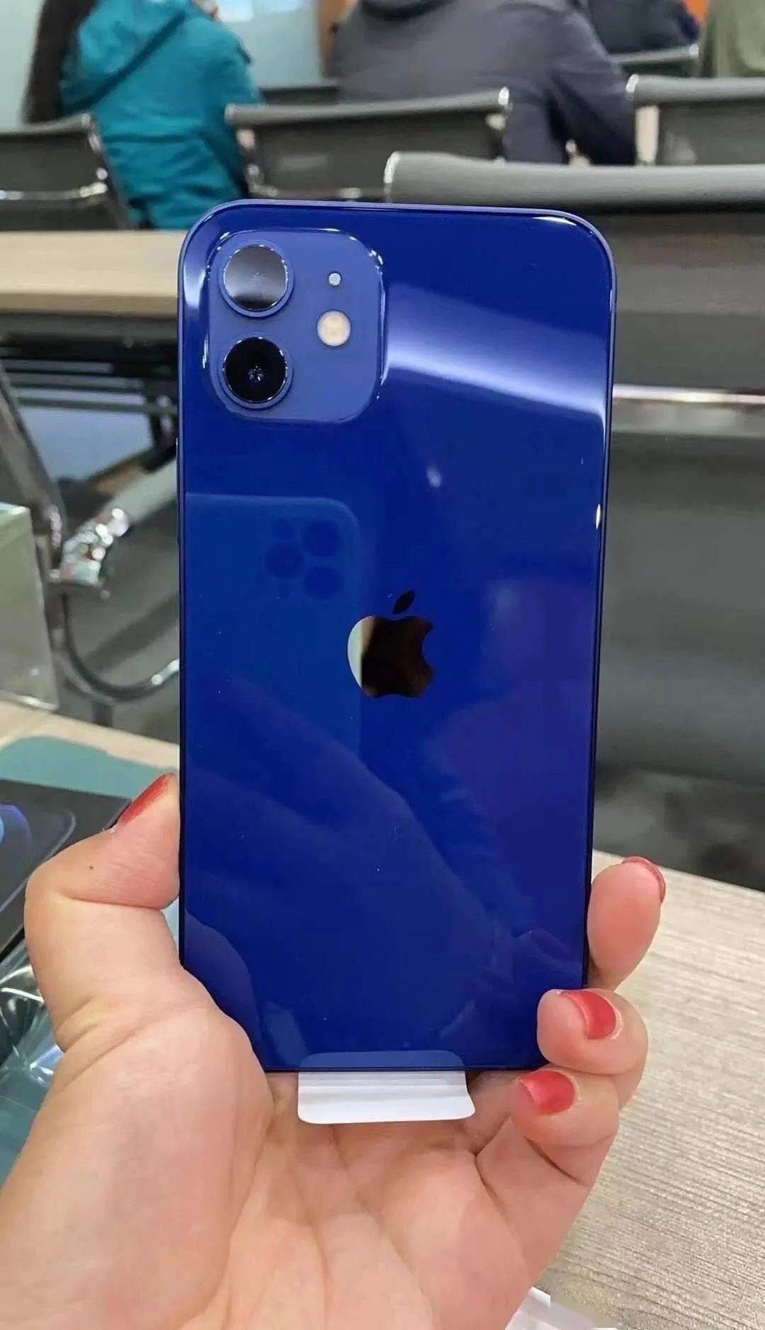 网友|iPhone 12蓝色冲上热搜第一！网友吵翻了