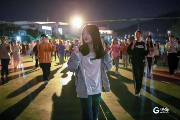 校园|青岛这所大学火了！这项大爷大妈的“专利”进了校园！