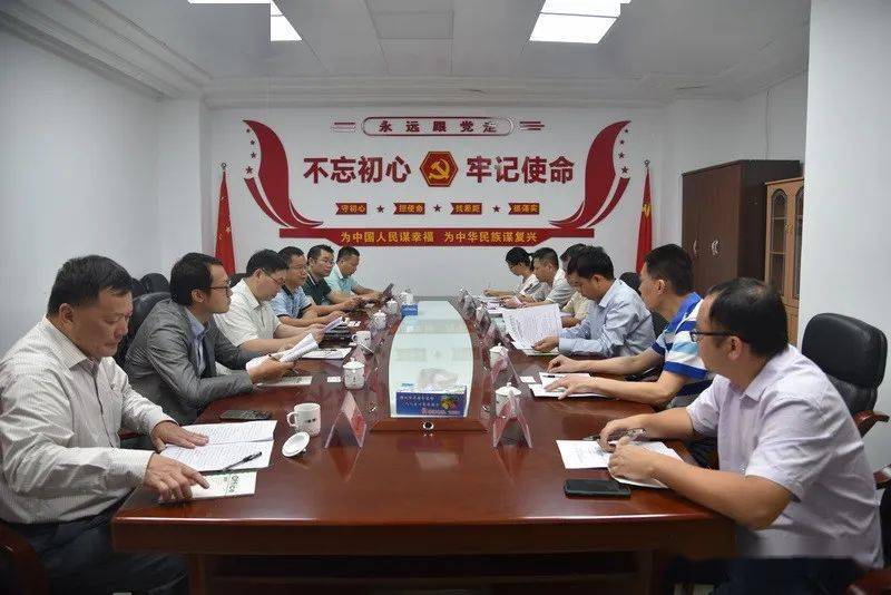 图为调研组在罗定市市场监管局党组会议室召开座谈会