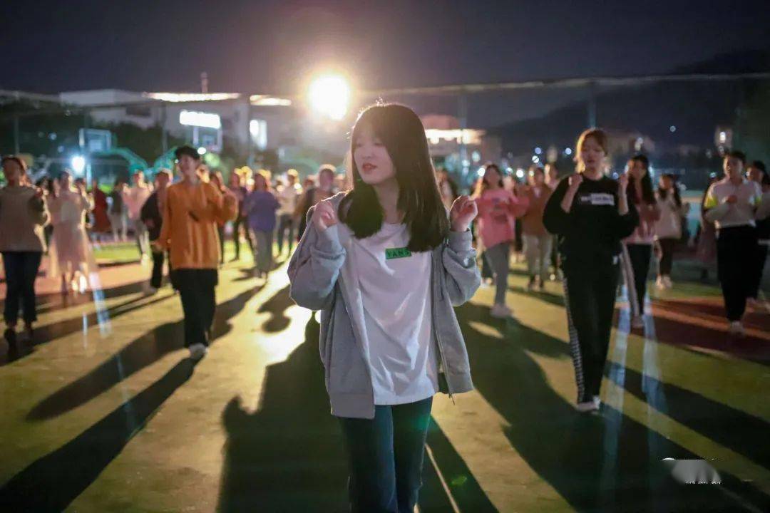 校园|谁说它是大爷大妈的专利！这所大学的“校园广场舞”火了！
