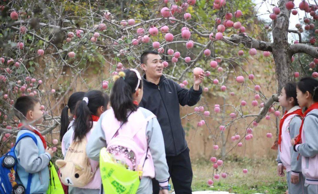 摄我和丰收来约会陈海洋摄瞻仰"中国西北黄土高原苹果之父"李工生铜像