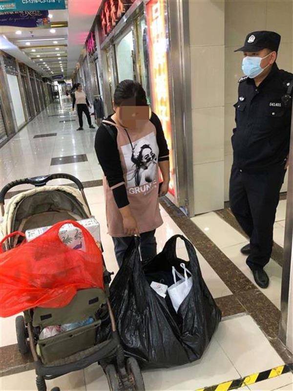 婴儿车里没婴儿却有15件衣物，女子商场内被安保