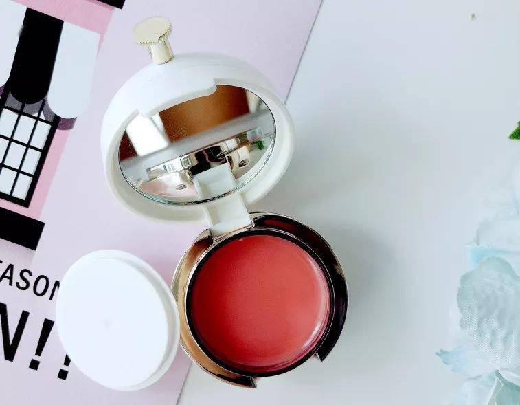 是一种|唇膜界的“唇纹小熨斗”！抹1次=10次润唇膏，抹出Q弹水嫩少女唇，是一种让男神心动的高级撩！