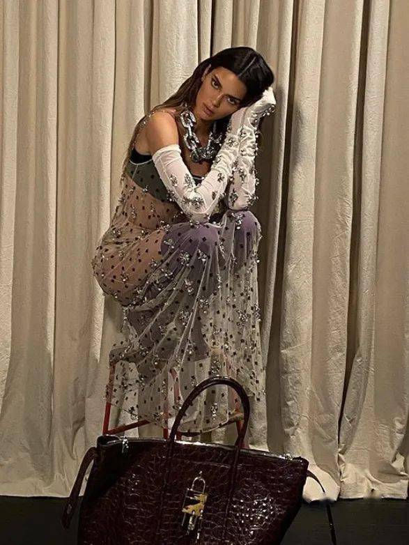 宝藏|想和虞书欣一样做个宝藏女孩，首先得有一件同款宝石衣啊！