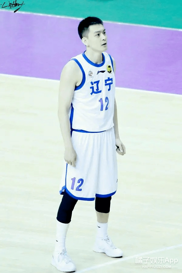 cba颜值天花板杨鸣骂人帅出圈,似流川枫吴彦祖合体,可惜英年早婚