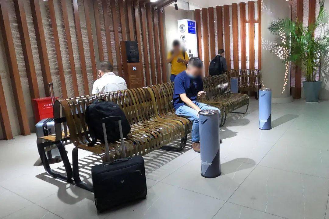 进入机场室内空间,安检人员会没收吸烟者的打火机,而吸烟室为了方面