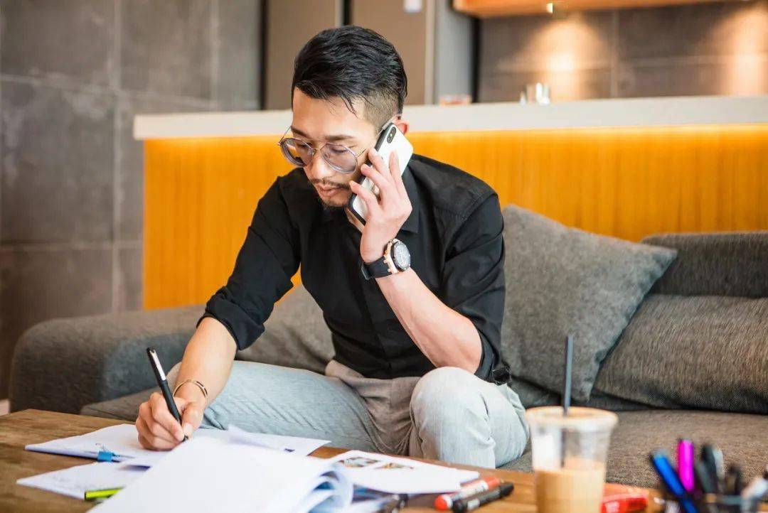 服装|这个崇明人，卖服装、开饭店、搞设计，都是“第一”