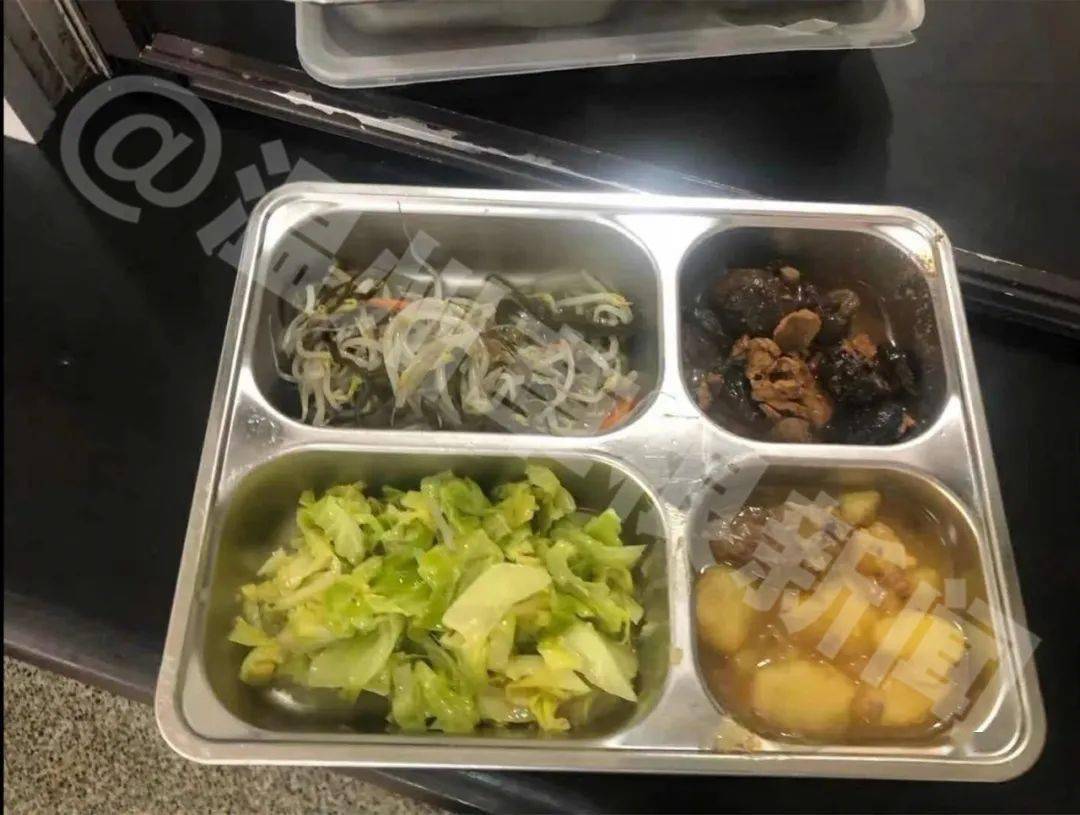 视频,龙港某校的伙食太差劲,多位家长送外卖门口坐着.