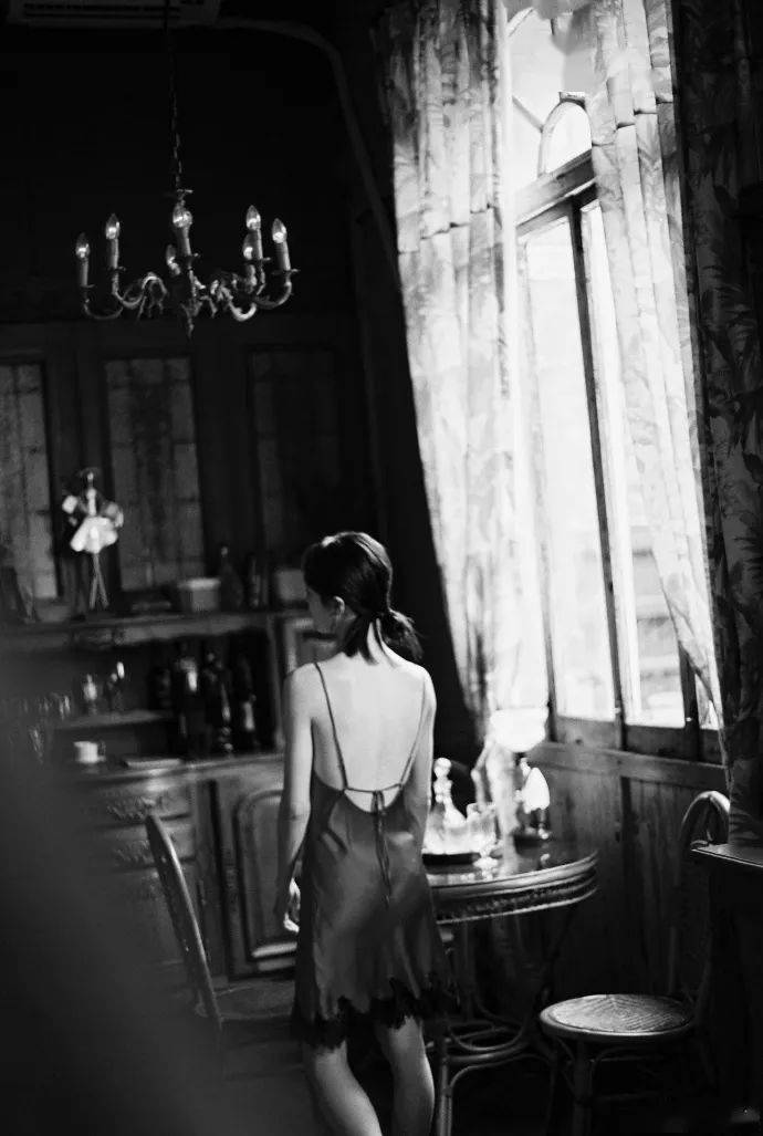 攻略|钟楚曦的美背“杀”到我了！攻略快安排一下！