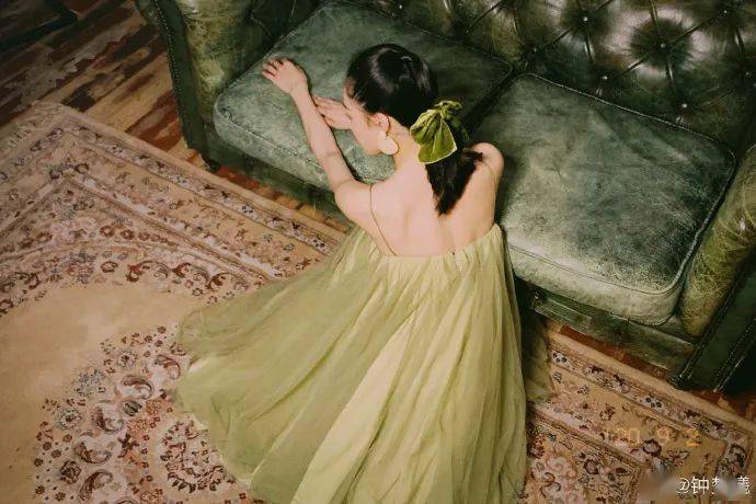 攻略|钟楚曦的美背“杀”到我了！攻略快安排一下！