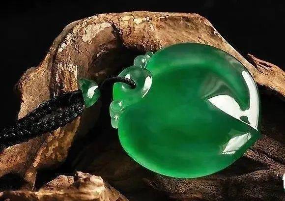 探寻红翡翠原石的神秘皮壳：翡翠世界的瑰宝之源