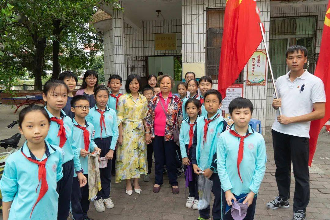 爱心送暖党员先行记丹霞小学党带团带队敬老志愿服务之行