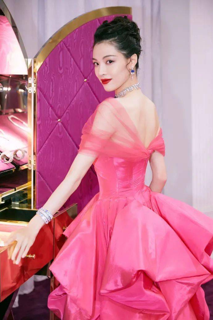 攻略|钟楚曦的美背“杀”到我了！攻略快安排一下！