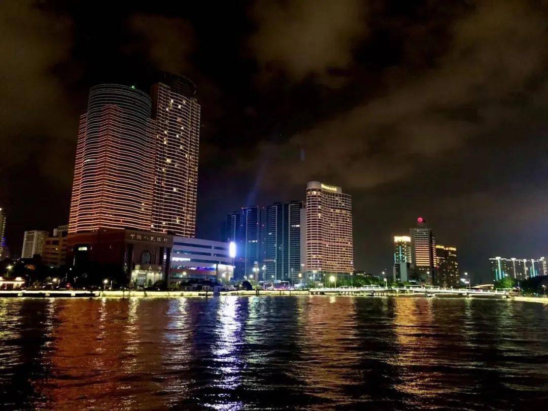 外滩|三江前浪推后浪！时尚浪潮在1844年开埠的老外滩，蜿蜒流转…